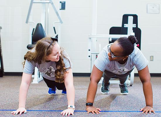 Two 澳门新普京注册 students working out at the gym. 